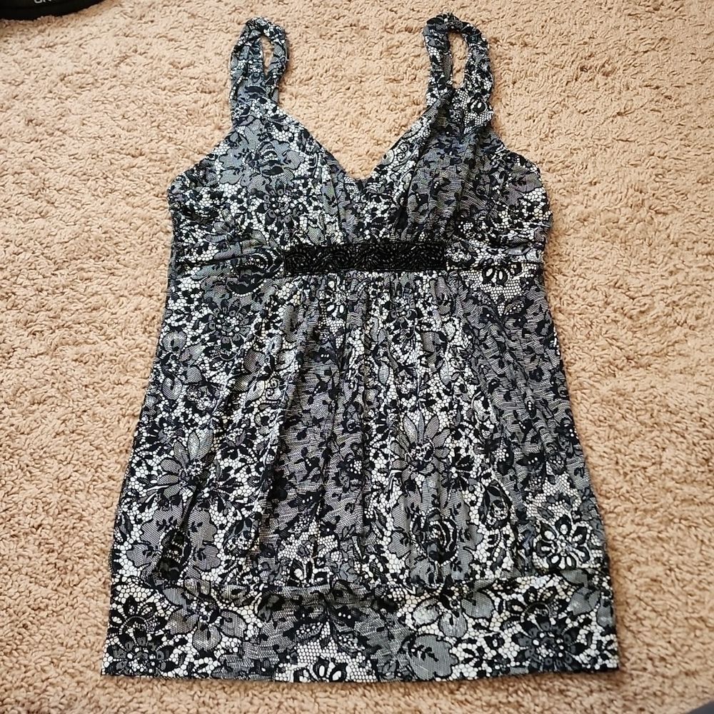 Speeckless black and white dressy tank top. Great under a suit jacket.